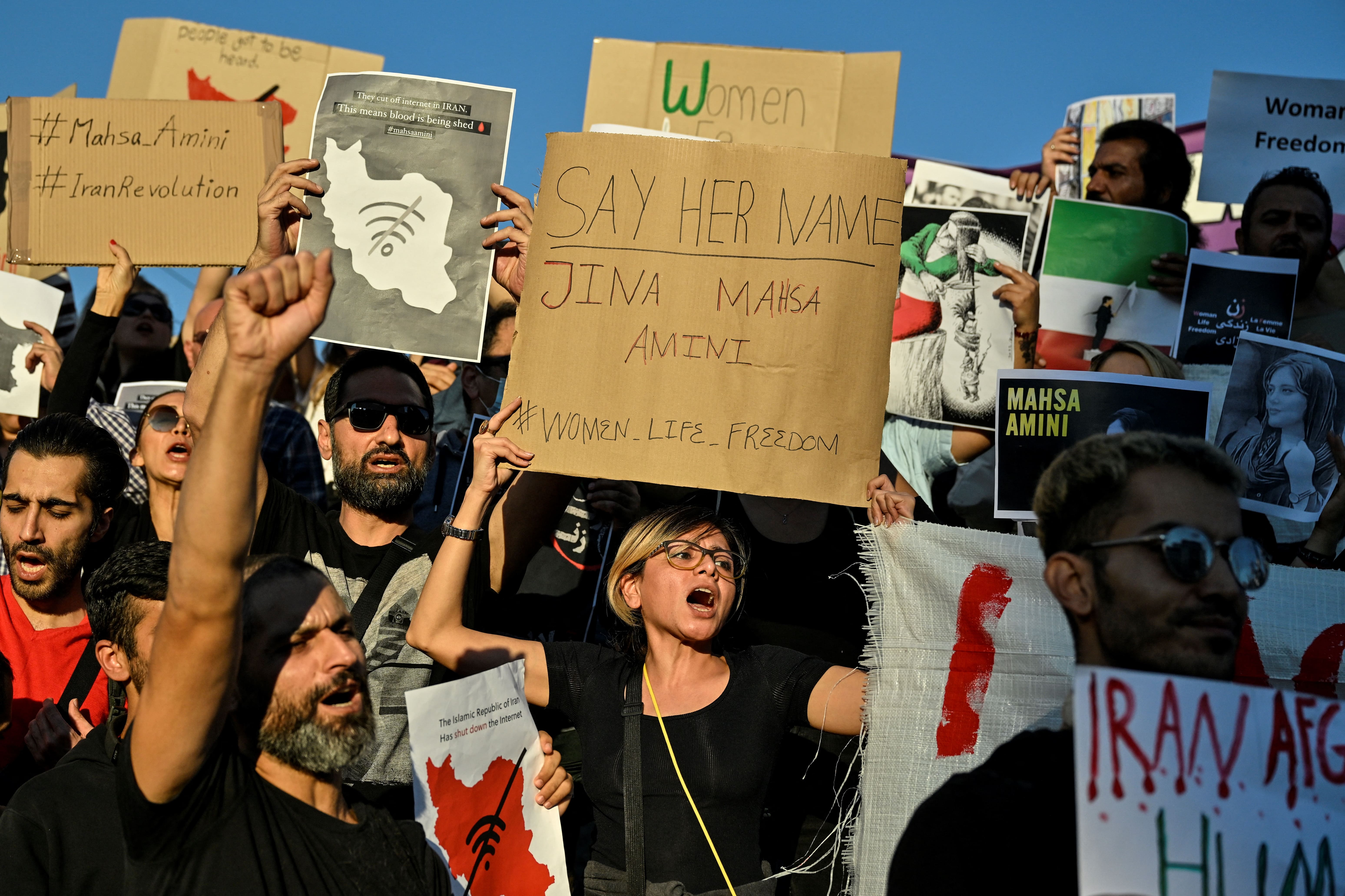 Eli, an Iranian refugee woman living in Greece shouts after she cuts her hair during a demonstration by Iranians living in Greece in central Athens on September 24, 2022. Photo: Louisa Gouliamaki/AFP
